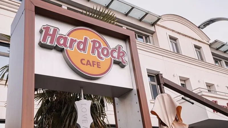 Ejemplo de los aspectos fundamentales de un logo con el diseño icónico de Hard Rock Café, símbolo de simplicidad y coherencia visual.