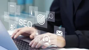 Trabajo de optimización SEO local para restaurantes en portátil.