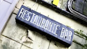 Antiguo letrero luminoso en una fachada, ilustrando la importancia de elegir un buen nombre para restaurante.